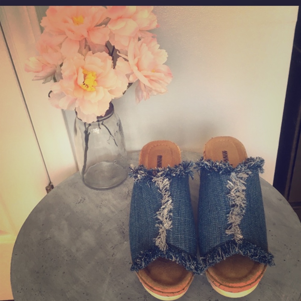 Minnetonka Blue Fringe Wedges Size 6